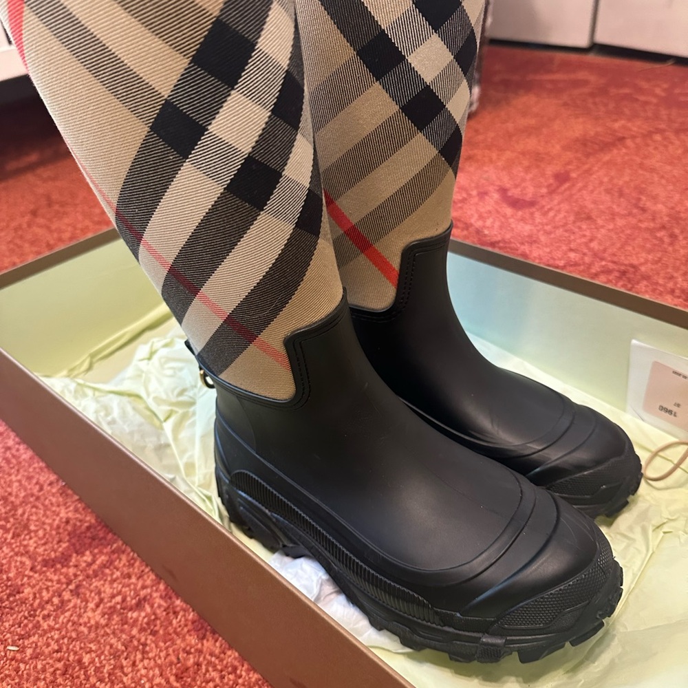 Burberry Checkered Black and Beige Boots - Picture 3 of 7